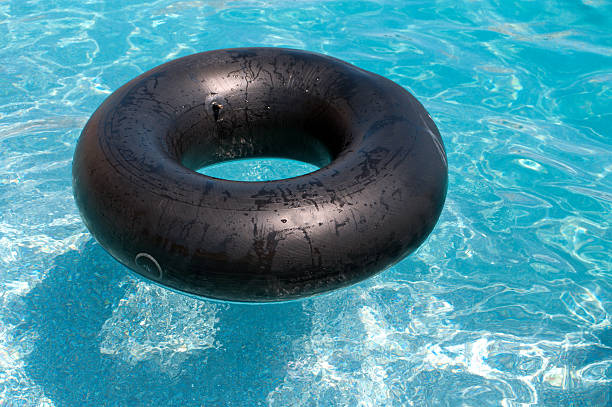 pneumatico tubo in piscina - swimming tube inflatable circle foto e immagini stock