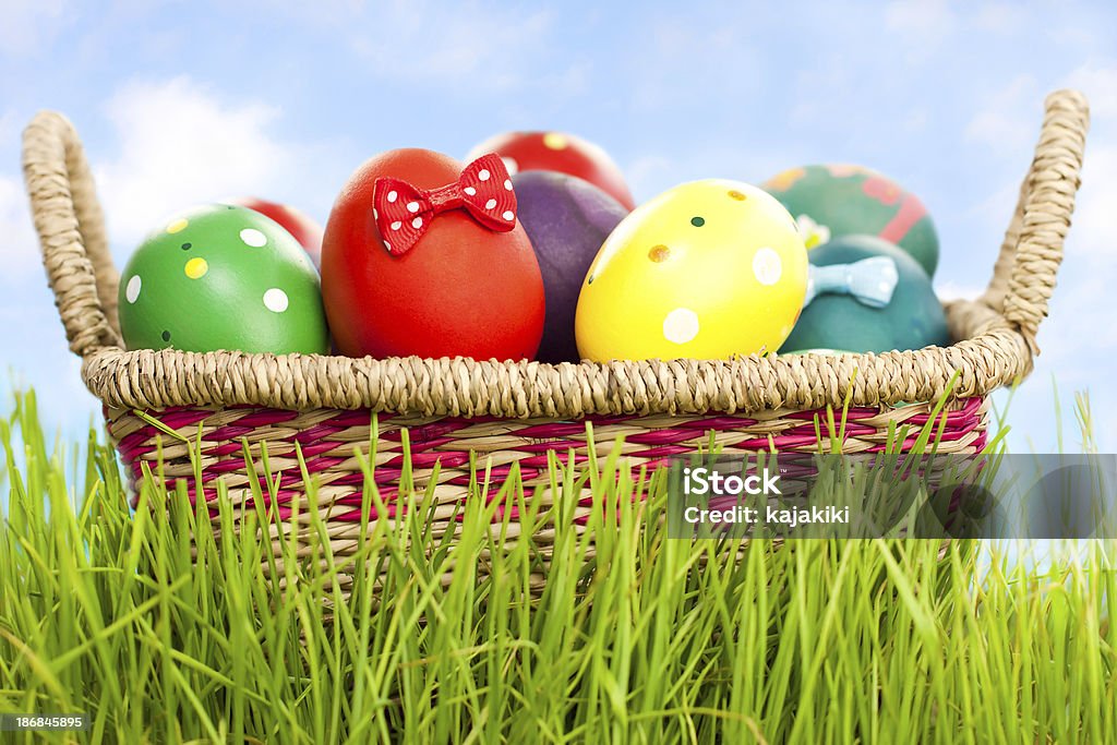 Coloridos huevos de Pascua - Foto de stock de Aire libre libre de derechos