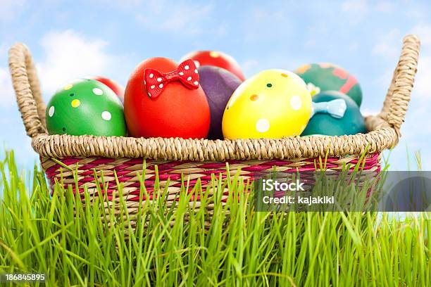 Foto de Ovos De Páscoa Coloridos e mais fotos de stock de Amarelo - Amarelo, Azul, Caça ao ovo da Páscoa