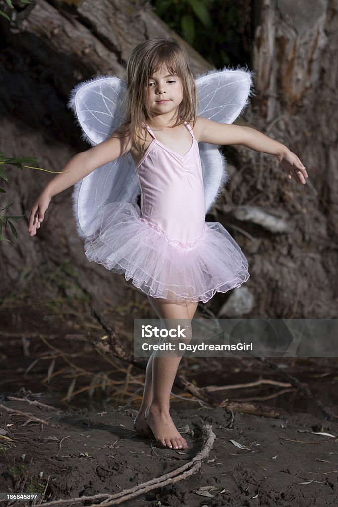 Enfant portant des ailes de danse à Forest - Photo de 4-5 ans libre de droits
