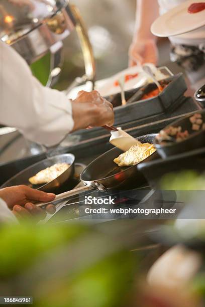 Fazer Omeleta - Fotografias de stock e mais imagens de Adulto - Adulto, Alimentação Saudável, Almoço