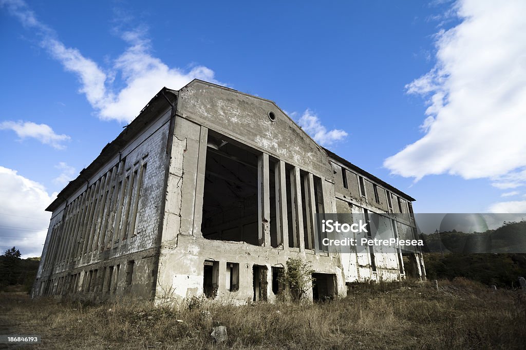 Destruído Edifício industrial. Tempo de crise. Céu perfeito. - Royalty-free Abandonado Foto de stock