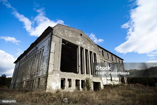Destruído Edifício Industrial Tempo De Crise Céu Perfeito - Fotografias de stock e mais imagens de Abandonado