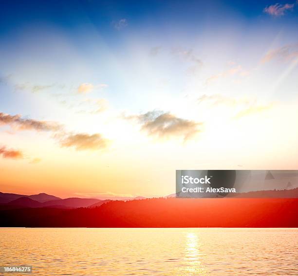 Alba Sopra Lacqua - Fotografie stock e altre immagini di A mezz'aria - A mezz'aria, Acqua, Ambientazione tranquilla