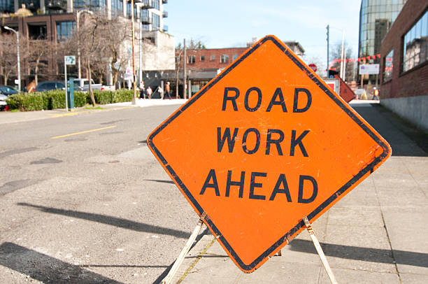 trabalho sinal de estrada à frente - road work ahead sign - fotografias e filmes do acervo
