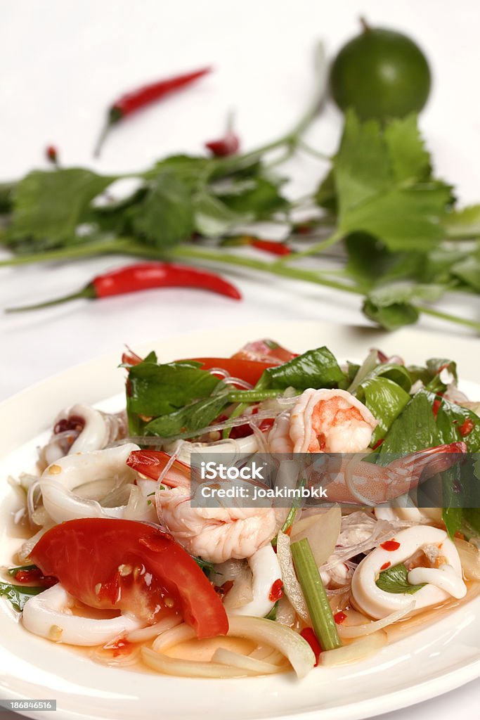 Thailändischer Meeresfrüchte-Salat mit frischen Garnelen Nudeln - Lizenzfrei Ansicht aus erhöhter Perspektive Stock-Foto