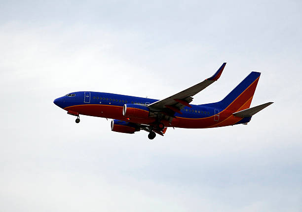 jet with gear down Boeing 737 airliner on final approach for landing southwest stock pictures, royalty-free photos & images