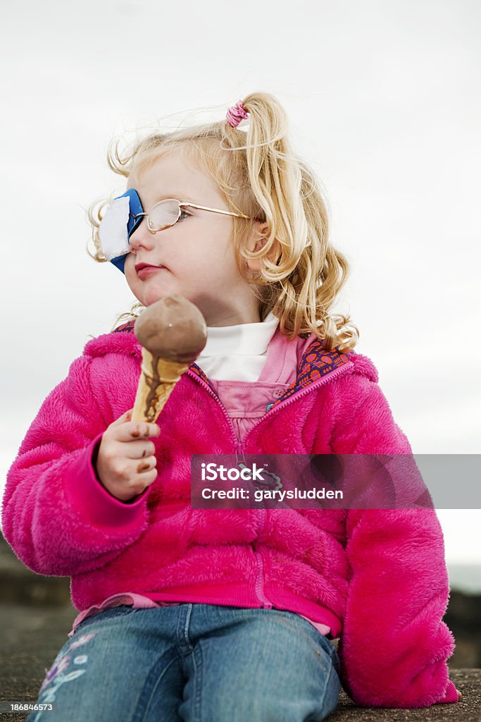 Bambina gustare un gelato - Foto stock royalty-free di 2-3 anni