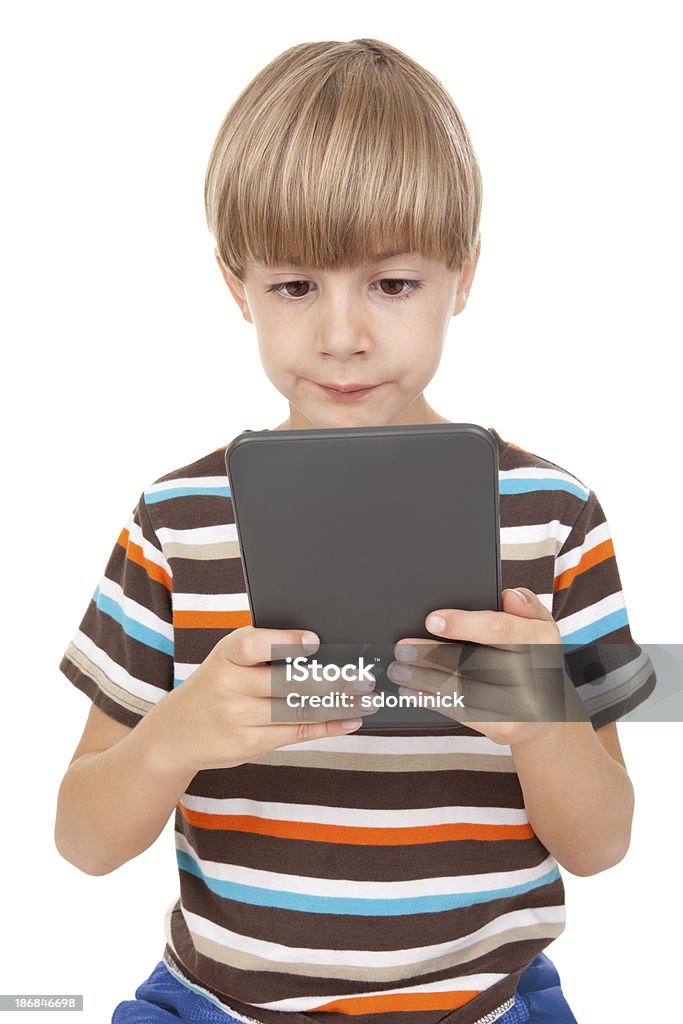 Menino lendo dispositivo eletrônico - Foto de stock de 6-7 Anos royalty-free