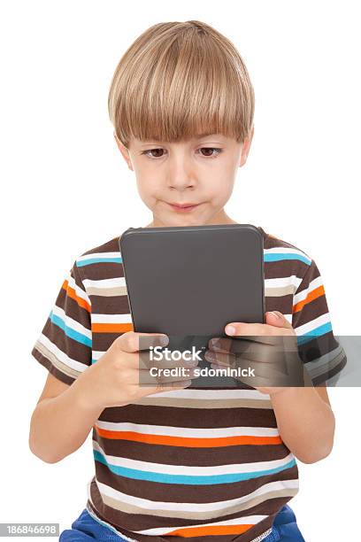 Foto de Menino Lendo Dispositivo Eletrônico e mais fotos de stock de 6-7 Anos - 6-7 Anos, Aprender, Arte, Cultura e Espetáculo