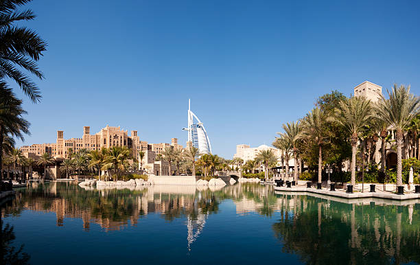 horizonte de la ciudad de dubai, en los emiratos árabes unidos - madinat jumeirah hotel fotografías e imágenes de stock