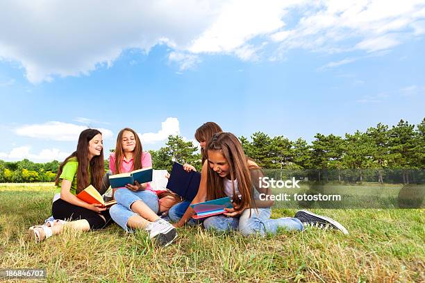 女子リーティング書籍屋外 - カジュアルウェアのストックフォトや画像を多数ご用意 - カジュアルウェア, サマーキャンプ, サマースクール