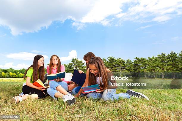 Foto de Schoolgirls Ler Livros Ao Ar Livre e mais fotos de stock de Adolescente - Adolescente, Adolescentes Meninas, Adulto