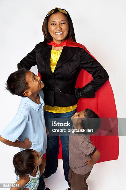 Super Mom Foto de stock y más banco de imágenes de Supermamá - Supermamá, Madre, Héroes