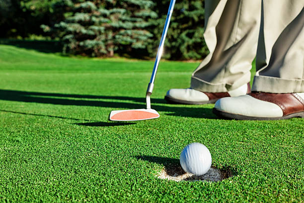 golfista naufragio a short putt - putting down fotografías e imágenes de stock