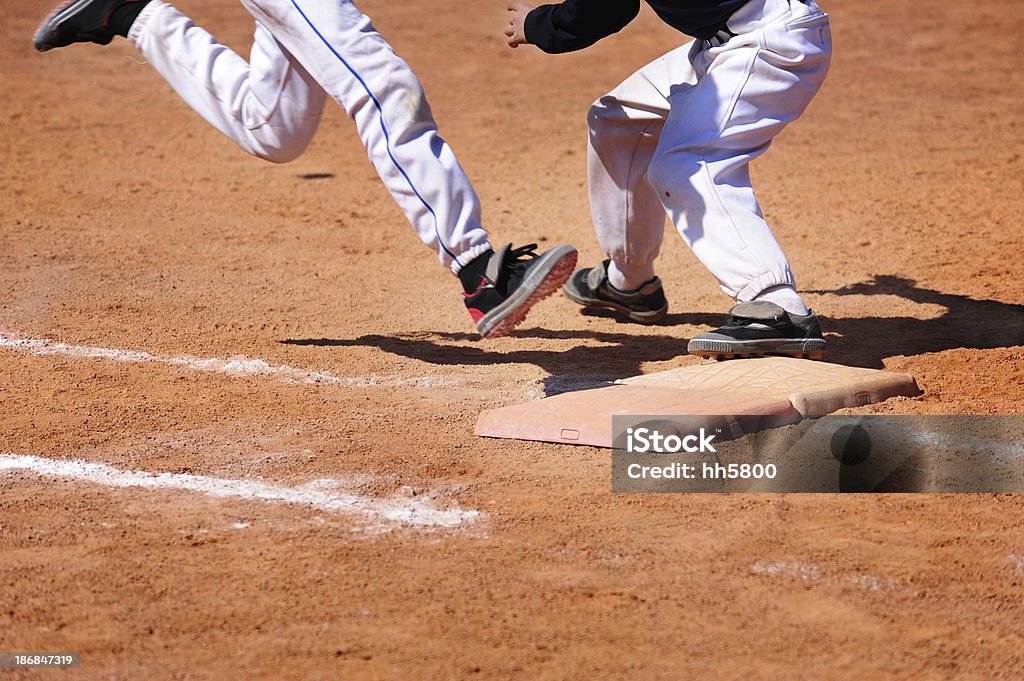 Joueur de Baseball de course de toboggans à diamond - Photo de Balle de baseball libre de droits