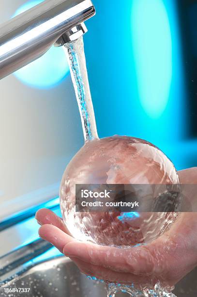 Mano Agarrando Vidrio Mundo En Funcionamiento Cocina Grifo De Agua Foto de stock y más banco de imágenes de Actividad