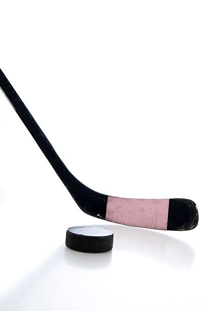 crosse de hockey sur glace rose fille puck - hochey puck photos et images de collection