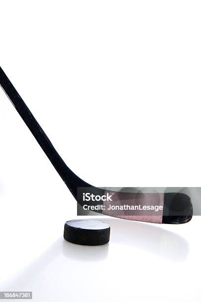 Photo libre de droit de Crosse De Hockey Sur Glace Rose Fille Puck banque d'images et plus d'images libres de droit de Palet de hockey - Palet de hockey, Crosse de hockey sur glace, Adolescent