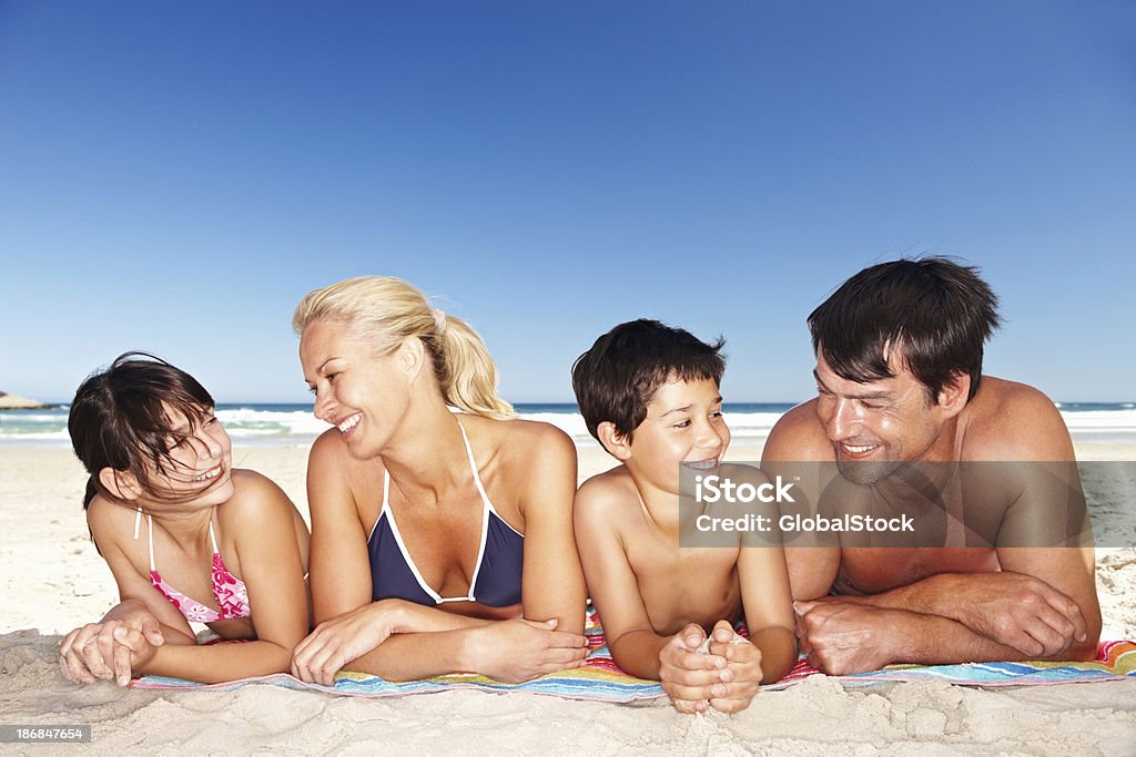 ご家族での日光浴 - 30代のロイヤリティフリーストックフォト