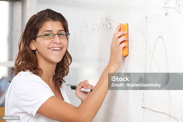 Foto de Garota No Estudo De Adolescentes De Classe e mais fotos de stock de Quadro branco - Quadro branco, Borracha - Material de escritório, Fotografia - Imagem