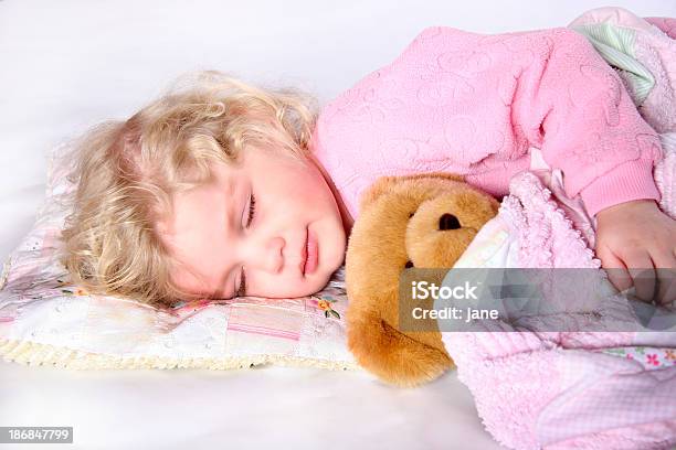 Cama Sweet Dreams Foto de stock y más banco de imágenes de Dormir - Dormir, Niño, Abrazar