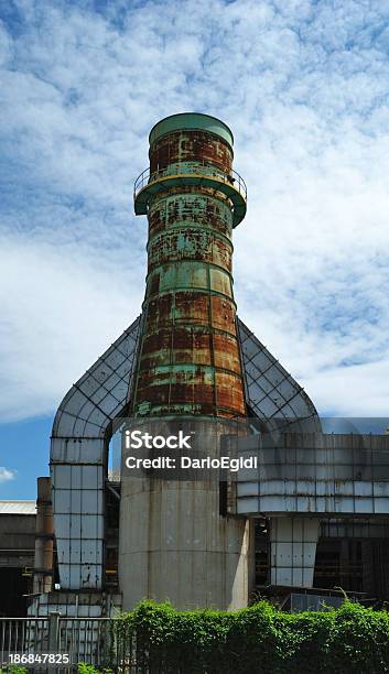 Smokestack Settore Dellarchitettura Vecchia - Fotografie stock e altre immagini di Arrugginito - Arrugginito, Attrezzatura, Camino