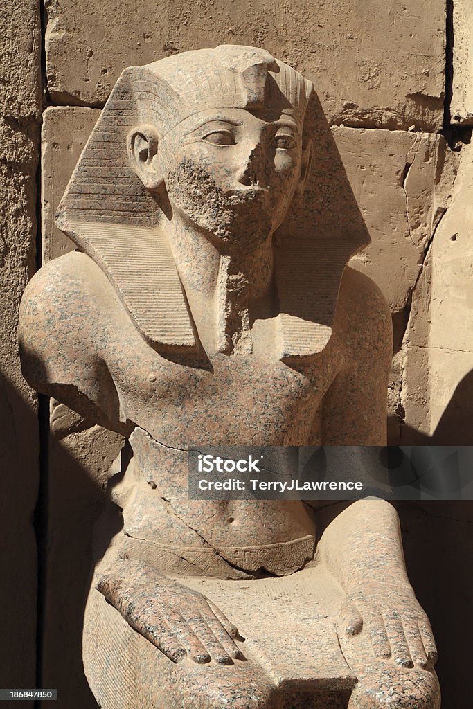 시티드 황후상 of Amenophis II, Karnak 관자놀이, 이집트 룩소르 - 로열티 프리 Amenhotep II 스톡 사진