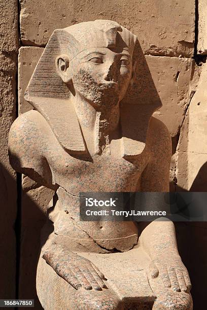 시티드 황후상 Of Amenophis Ii Karnak 관자놀이 이집트 룩소르 Amenhotep II에 대한 스톡 사진 및 기타 이미지 - Amenhotep II, Egyptian Dynasty, 건축적 특징