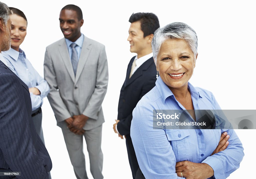 Biznes kobieta uśmiechając się z innymi kierownikami - Zbiór zdjęć royalty-free (50-59 lat)