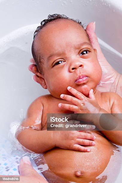 Foto de Bonito Bebê Menino Tomando Banho Na Pia Da Cozinha e mais fotos de stock de Banheira - Banheira, Bebê, Criança