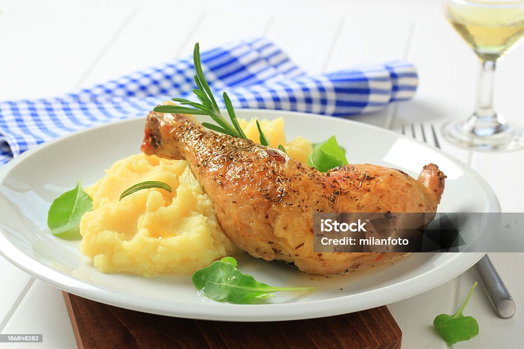 Cuisse de poulet avec de la purée de pommes de terre - Photo de Poulet - Viande blanche libre de droits