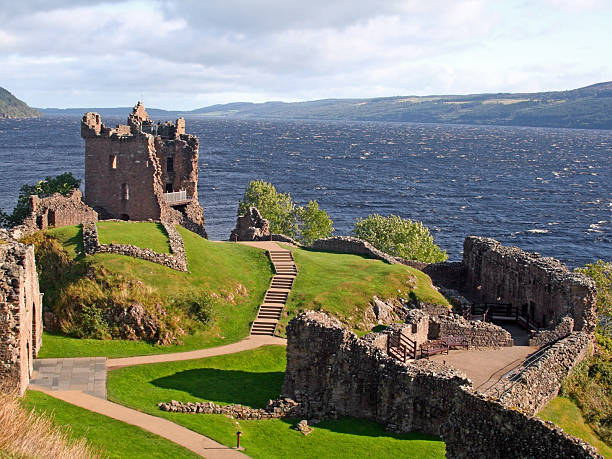 castelo urquhart, escócia - scotland castle loch ness urquhart castle - fotografias e filmes do acervo