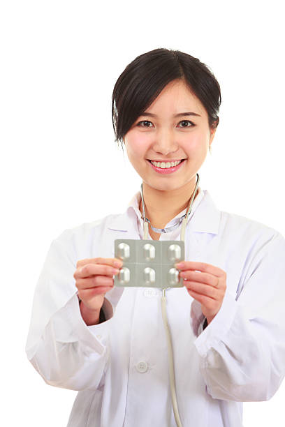 retrato de jovem asiático feminino médico - doctor wom imagens e fotografias de stock