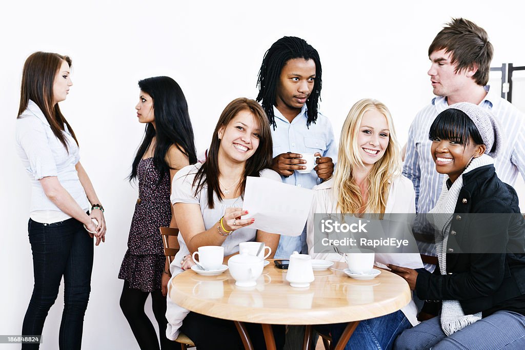 Glücklich und aufgeregt Gruppe von jungen Menschen mit Dokumenten im coffeeshop - Lizenzfrei Afrikanischer Abstammung Stock-Foto