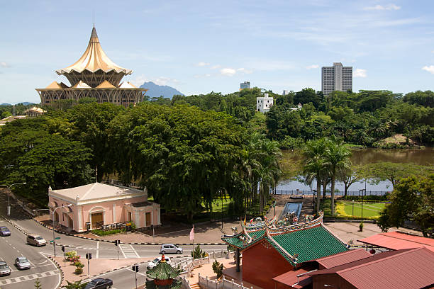 paysage urbain de la ville de kuching - kuching photos et images de collection