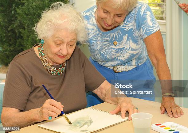 Senior Disfruta De Su Hobby Foto de stock y más banco de imágenes de Tercera edad - Tercera edad, Pintar, Pintura - Producto artístico