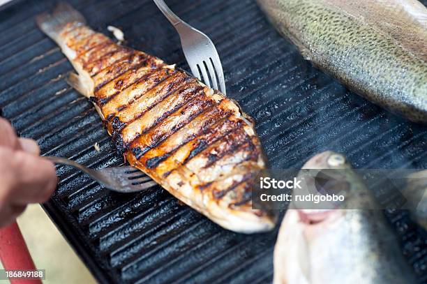 Grillen Fisch Stockfoto und mehr Bilder von Drehen - Drehen, Fisch, Fische und Meeresfrüchte