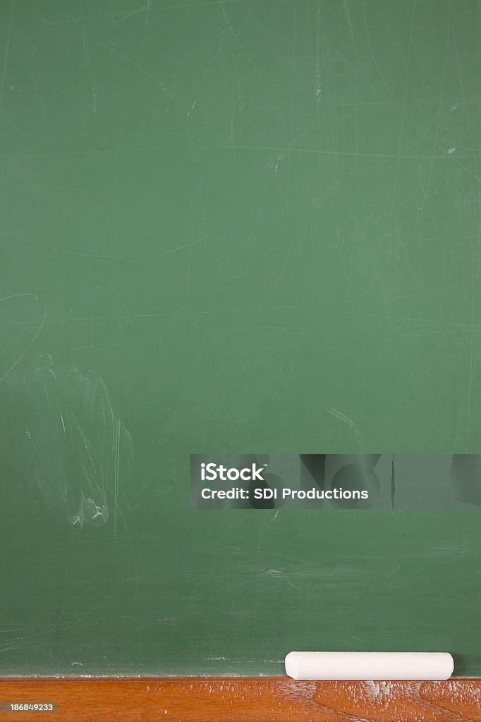 수직분사 엠티 칠판, 분필 및 복사 공간이 - 로열티 프리 녹색 스톡 사진