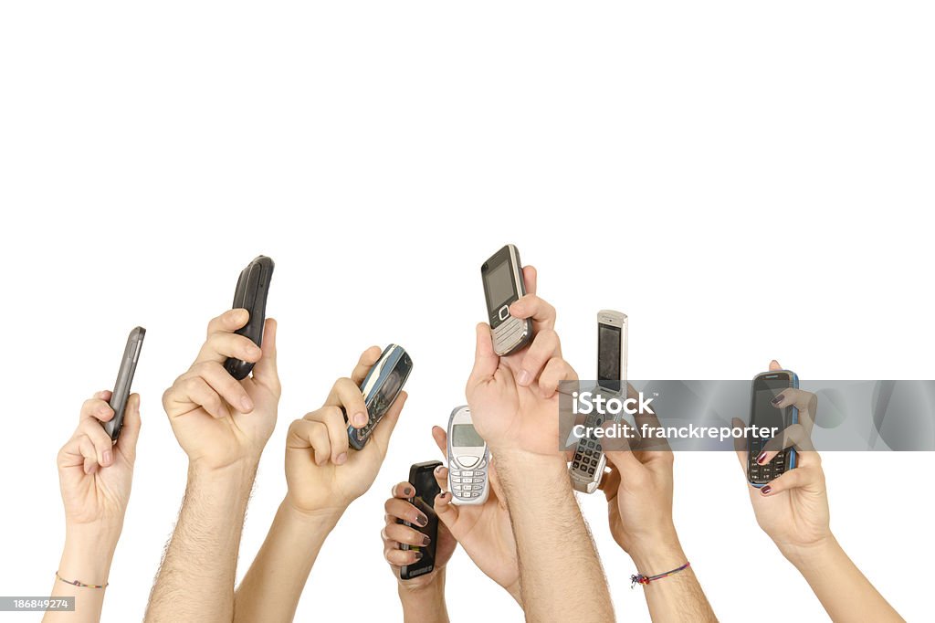 Les gens tenant mobile partager sur le net - Photo de Montrer libre de droits