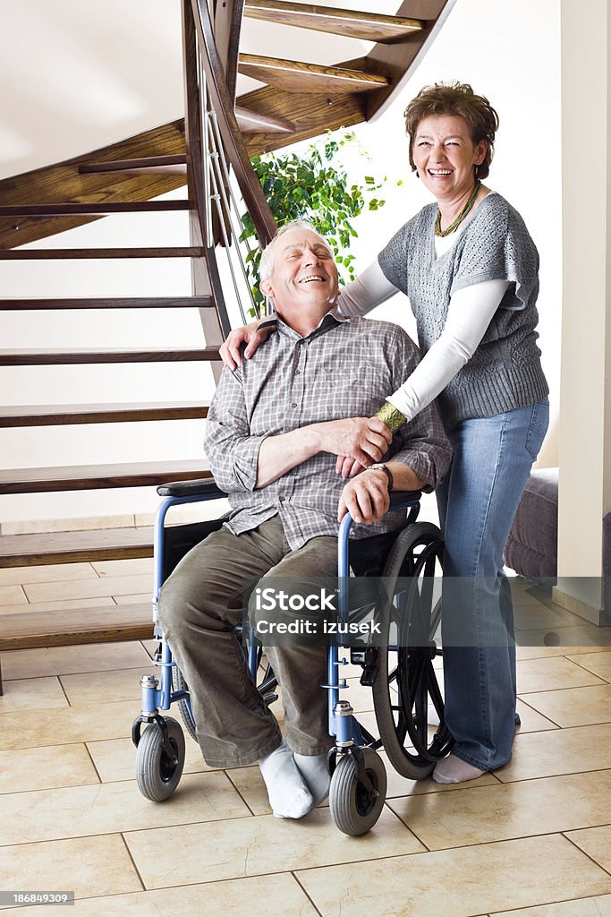 couple Senior, l'une en fauteuil roulant - Photo de 60-64 ans libre de droits