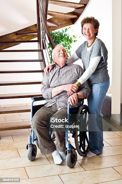 Photo libre de droit de Couple Senior Lune En Fauteuil Roulant banque d'images et plus d'images libres de droit de 60-64 ans - 60-64 ans, Adulte, Adulte d'âge mûr