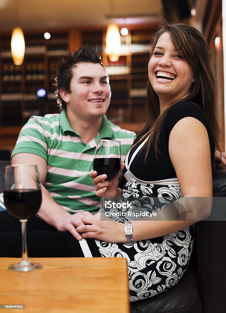 幸せな、魅力的な若いカップルの高級バーで語らい - 20代のロイヤリティフリーストックフォト