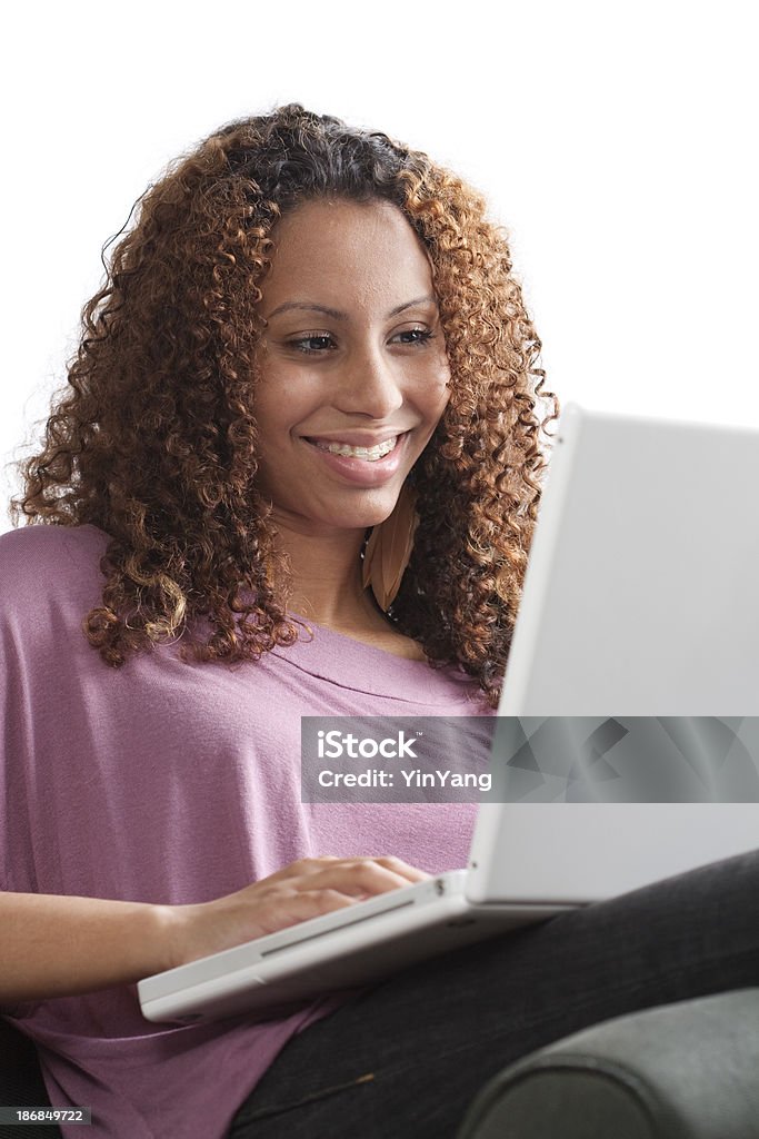 Joven mujer tranquila usando una computadora portátil en su hogar: - Foto de stock de 18-19 años libre de derechos