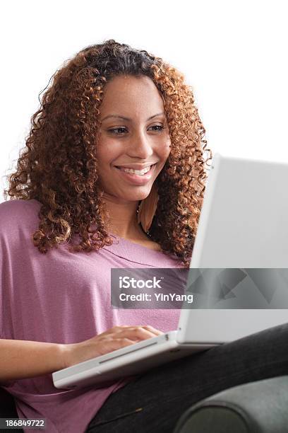 Joven Mujer Tranquila Usando Una Computadora Portátil En Su Hogar Foto de stock y más banco de imágenes de 18-19 años