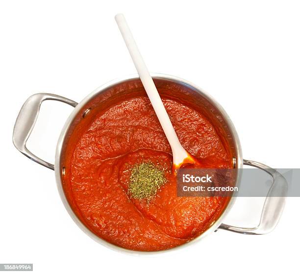 Pasta Und Sauce In Pot Stockfoto und mehr Bilder von Tomatensoße - Tomatensoße, Kochgeschirr, Freisteller – Neutraler Hintergrund