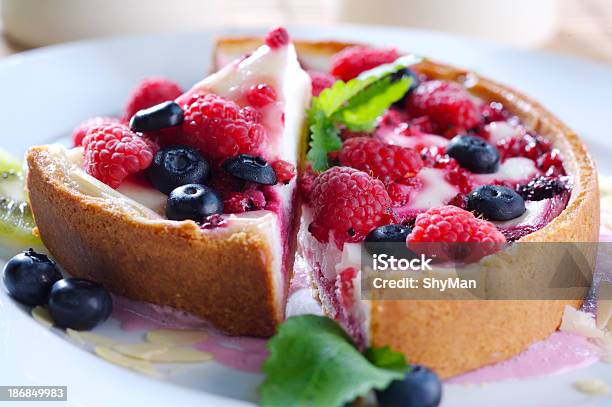 Deliciosa Torta Com Forrest Frutos - Fotografias de stock e mais imagens de Tarte Salgada - Tarte Salgada, Bolo - Sobremesa, Fruta