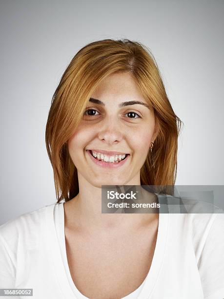 Mujer Joven Sonriendo Foto de stock y más banco de imágenes de Adolescente - Adolescente, Adulto, Adulto joven