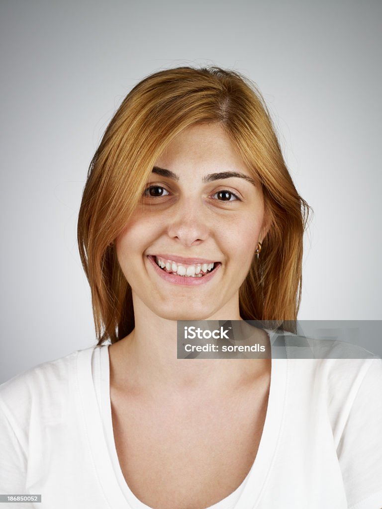 Молодая женщина, улыбающ�аяся - Стоковые фото Вертикальный роялти-фри