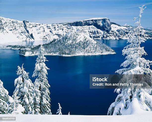 Photo libre de droit de Parc National De Crater Lake P banque d'images et plus d'images libres de droit de Parc National de Crater Lake - Parc National de Crater Lake, Oregon - État américain, Hiver